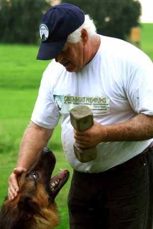 Deutscher Schäferhund Jetzt erhältlich Trainingstage bei Franz Hawelka unter: www.john-hold.com