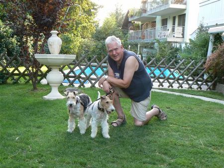 Foxterrier Drahthaar Riny mit Timmie und Daisy in den schonen garten 